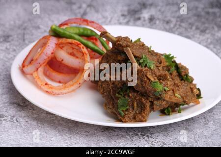 Bhuna Gosht mutton masala OU curry d'agneau indien avec oignon Servi dans une assiette sur fond de moody Banque D'Images