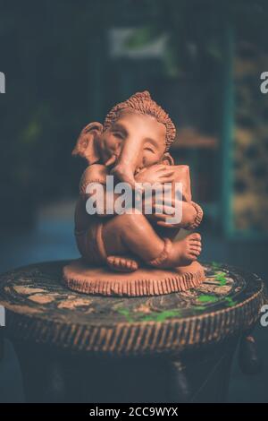 Maison faite écologique ganesha ou ganpati idol pour ganesh Chaturthi ou festival Banque D'Images