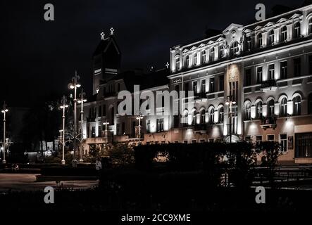 Minsk, Bélarus. Attraction - Église de Saint Siméon et Sainte-Hélène. Avenue de l'indépendance la nuit Banque D'Images