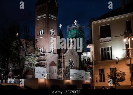 Minsk, Bélarus. Attraction - église de Saint Simeon et Sainte-Hélène en cours de rénovation. Avenue de l'indépendance la nuit Banque D'Images