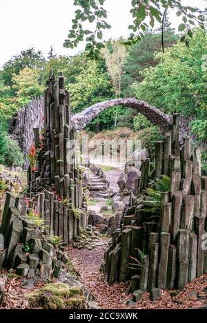 Pont Rakotz (Rakotzbrucke, Pont du diable) à Kromlau, Azalea et Parc du Rhododendron, Saxe - Saxe, Allemagne Banque D'Images