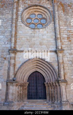 Église Santa Maria la Mayor, Trujillo, Espagne. Vue sur la façade principale Banque D'Images