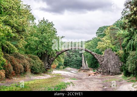 Pont Rakotz (Rakotzbrucke, Pont du diable) à Kromlau, Azalea et Parc du Rhododendron, Saxe - Saxe, Allemagne Banque D'Images