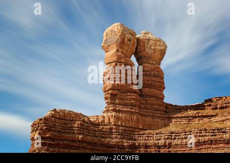 Les Navajo Twins, formation géologique des roches jumelles dans le townwn pionnier historique de Bluff, Utah Banque D'Images