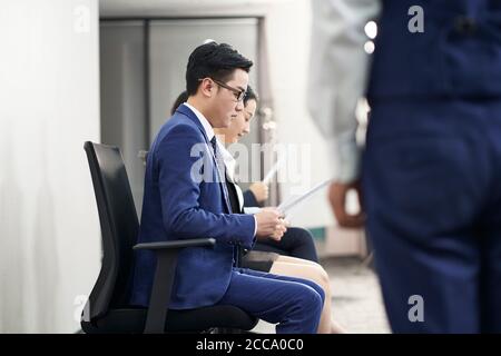 groupe de gens d'affaires asiatiques, hommes et femmes, attendant en file d'attente pour un entretien d'emploi Banque D'Images