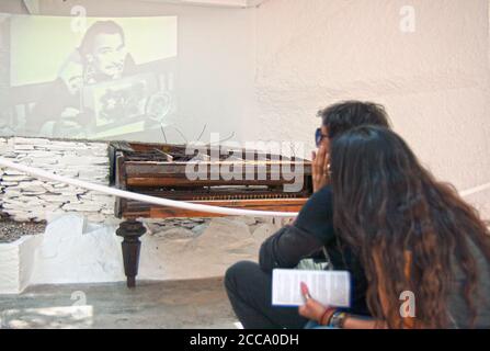 Port Lligat Espagne Salvador Dali House UN piano ruiné que Dalí avait utilisé dans certaines représentations artistiques, couple regardant son fantôme projeté sur le mur Banque D'Images