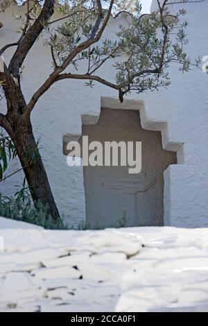 Port Lligat Espagne Salvador Dali House colmatage libre lavabo de lavage des mains. Caché dans le mur est cette statue particulière derrière la piscine. Banque D'Images