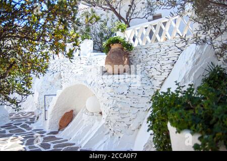 Port Lligat Espagne Salvador Dali Maison le mur blanc, et terrasse, cour intérieure. Petits détails tels que des sculptures, et objets décoratifs particuliers. Banque D'Images