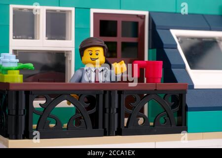 Tambov, Fédération de Russie - 26 juin 2020 Lego minifigure homme d'affaires debout sur un balcon et agitant sa main Banque D'Images
