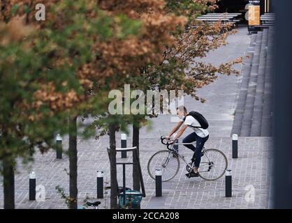 Paris, France. 20 août 2020. Un homme fait un vélo dans le quartier d'affaires de la Défense à Paris, France, le 20 août 2020. Le week-end dernier, l'infection quotidienne de la France a bondir à plus de 3,000 pour la première fois depuis mai. Credit: Gao Jing/Xinhua/Alamy Live News Banque D'Images