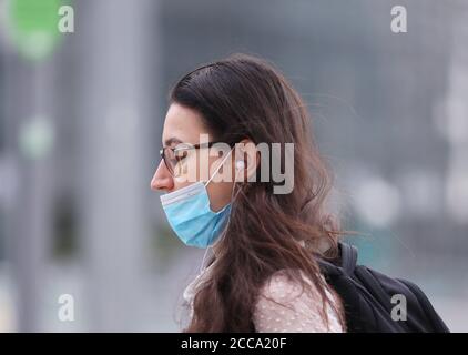 Paris, France. 20 août 2020. Une femme portant un masque de visage marche dans la rue à Paris, France, le 20 août 2020. Le week-end dernier, l'infection quotidienne de la France a bondir à plus de 3,000 pour la première fois depuis mai. Credit: Gao Jing/Xinhua/Alamy Live News Banque D'Images