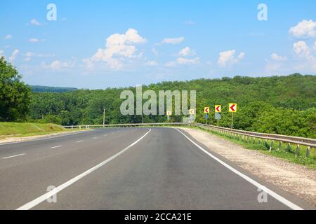 Autoroute sinueuse . Chemin de flexion . Direction de virage des panneaux de signalisation Banque D'Images
