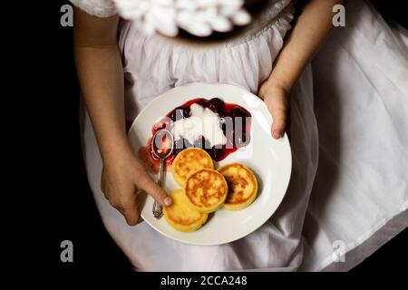 Petit déjeuner sain - crêpes au fromage cottage, syrniki. Banque D'Images