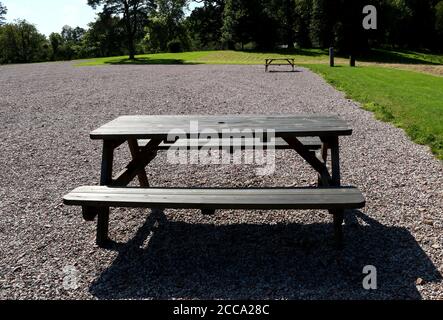 Banc de pique-nique en bois situé à un parc de campagne Banque D'Images