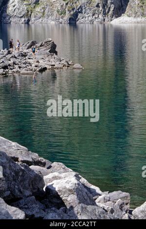 Réflexions rocheuses sur le lac Lauvitel Banque D'Images