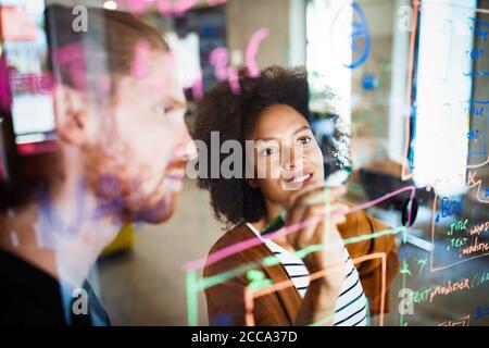 Couple ensemble dans la salle de conférence au cours de réunion au bureau Banque D'Images