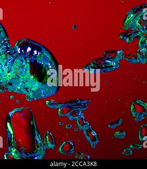 Vue rapprochée du cola froid et frais avec des bulles lumineuses dans la lumière du néon. Texture de la boisson rafraîchissante de l'été avec des bulles macro sur le verre. Se figer ou flotter jusqu'au sommet de la surface, éclaboussures de liquide. Banque D'Images