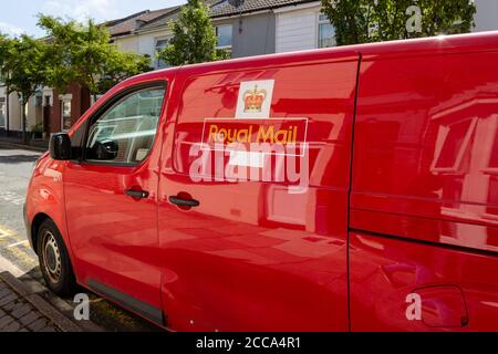Le côté d'une fourgonnette rouge Royal avec des maisons réflexion sur la peinture Banque D'Images