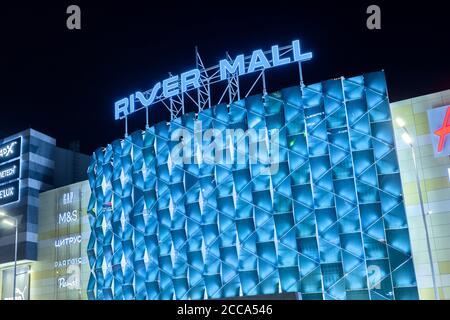 Kiev, Ukraine - 08 août 2020: Centre commercial sur le remblai du fleuve Dniepr. La photo a été prise tard dans la soirée sur fond de lanternes lumineuses et d'un ciel sombre. Éditorial. Banque D'Images