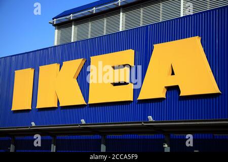 Londres, Royaume-Uni, 19 novembre 2011 : Ikea logo signe publicitaire à l'extérieur de l'informatique magasin de vente au détail de supermarché d'affaires à Brent Park Wembley stock photo Banque D'Images