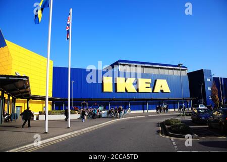 Londres, Royaume-Uni, 19 novembre 2011 : Ikea logo signe publicitaire à l'extérieur de l'informatique magasin de vente au détail de supermarché d'affaires à Brent Park Wembley stock photo Banque D'Images