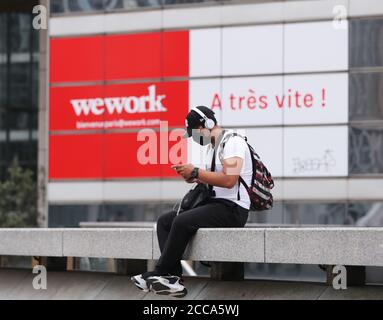 Paris, France. 20 août 2020. Un homme portant un masque est vu dans le quartier d'affaires de la Défense près de Paris, France, le 20 août 2020. Les travailleurs français devraient porter des masques dans tous les lieux de travail collectifs dans le cadre d'un plan gouvernemental visant à contenir un rebond alarmant des infections à coronavirus, a annoncé mardi la ministre du travail Elisabeth borne. Credit: Gao Jing/Xinhua/Alamy Live News Banque D'Images