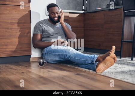 Jeune homme décontracté à barbe écoutant de la musique Banque D'Images