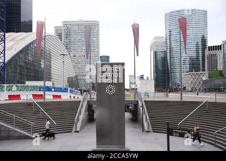 Paris, France. 20 août 2020. Des personnes portant un masque facial marchent dans le quartier des affaires de la Défense près de Paris, France, le 20 août 2020. Les travailleurs français devraient porter des masques dans tous les lieux de travail collectifs dans le cadre d'un plan gouvernemental visant à contenir un rebond alarmant des infections à coronavirus, a annoncé mardi la ministre du travail Elisabeth borne. Credit: Gao Jing/Xinhua/Alamy Live News Banque D'Images