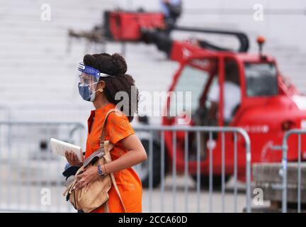 Paris, France. 20 août 2020. Une femme portant un masque facial et un masque facial est vue sur son chemin pour travailler dans le quartier d'affaires de la Défense près de Paris, France, le 20 août 2020. Les travailleurs français devraient porter des masques dans tous les lieux de travail collectifs dans le cadre d'un plan gouvernemental visant à contenir un rebond alarmant des infections à coronavirus, a annoncé mardi la ministre du travail Elisabeth borne. Credit: Gao Jing/Xinhua/Alamy Live News Banque D'Images