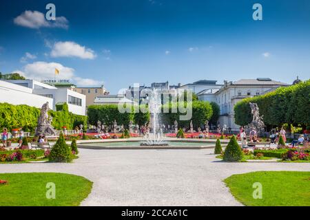 Salzbourg, Autriche – 8 août 2020 : vue sur les jardins Mirabell et la forteresse de Hohensalzburg en été, dans un après-midi ensoleillé. Nombreuses visites Banque D'Images