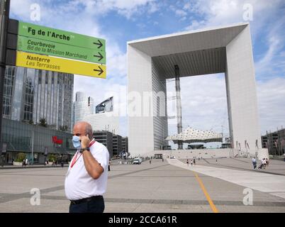 Paris, France. 20 août 2020. Un homme portant un masque fait un appel au quartier d'affaires de la Défense près de Paris, France, le 20 août 2020. Les travailleurs français devraient porter des masques dans tous les lieux de travail collectifs dans le cadre d'un plan gouvernemental visant à contenir un rebond alarmant des infections à coronavirus, a annoncé mardi la ministre du travail Elisabeth borne. Credit: Gao Jing/Xinhua/Alamy Live News Banque D'Images
