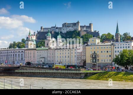 Vue sur la forteresse Hohensalzburg (Festung Hohensalzburg) et la cathédrale de Salzbourg en été. La rivière Salzach est vue en premier plan. Banque D'Images