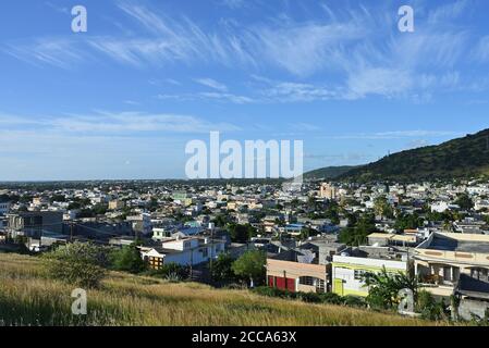 Vue depuis la terrasse d'observation du fort Adelaide sur la capitale de Port Louis, Maurice, au coucher du soleil Banque D'Images