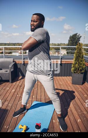 Brunette concentrée homme faisant du sport sur la terrasse Banque D'Images
