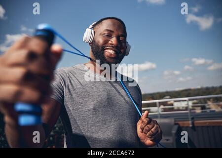 Portrait de bel homme que looking at camera Banque D'Images