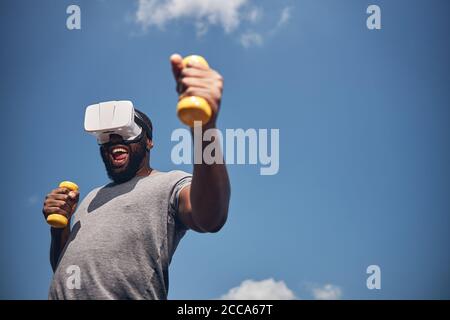 Positif ravi homme personne faisant des exercices du matin Banque D'Images