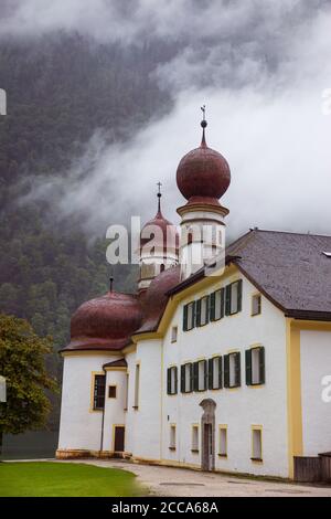 Église Saint-Bartholomée (Bartholoma, Bartholomae) sur le lac Konigssee (Königssee, Königsee, Konigsee, Koenigssee, Koenigsee, Konig) en automne. Berchtesga Banque D'Images