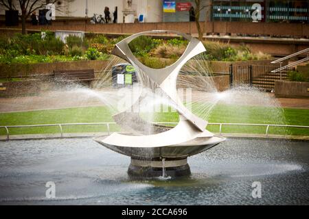 Fontaine, conçue par Naum Gabo, à l'extérieur de l'hôpital St Thomas, par temps venteux causé par Storm Ciara Banque D'Images