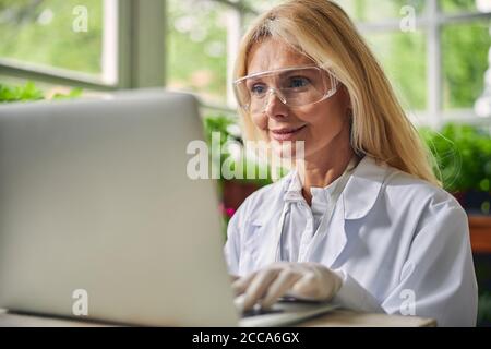 Scientifique assis devant son ordinateur Banque D'Images