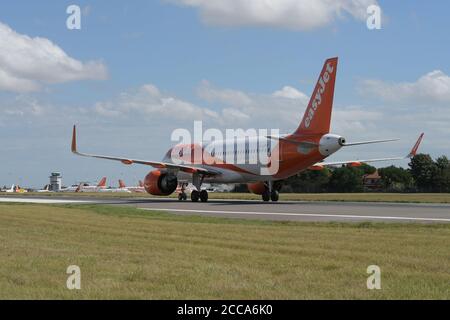 Southend Airport Essex, Royaume-Uni. 20 août 2020. Les avions easyJet arrivent à l'aéroport Southend de Londres. EasyJet a annoncé que la compagnie aérienne cesserait de voler depuis les aéroports de Southend, Stansted et Newcastle le 31 août 2020. Crédit : MARTIN DALTON/Alay Live News Banque D'Images