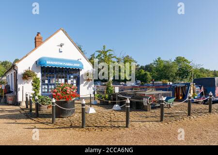 Braunston, Northamptonshire, Royaume-Uni - 20/08/20: Le magasin Braunston Marina vend des articles pour les plaisanciers sur les canaux de Grand Union et d'Oxford situés à proximité. Banque D'Images