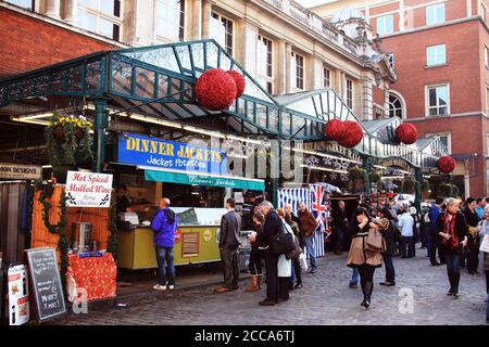 Londres, Royaume-Uni, 13 novembre 2011 : Jubilee Market Hall à Covent Garden à Noël qui est une destination de voyage populaire attractions touristiques points d'intérêt o Banque D'Images