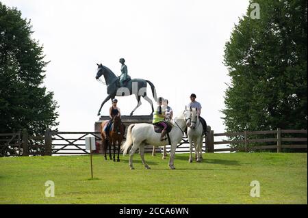 Windsor, Berkshire, Royaume-Uni. 20 août 2020. Les cavaliers pour une leçon avec la toile de fond de la statue de bronze d'Elizabeth II à cheval. Après une journée de pluie torrentielle hier, le soleil est revenu aujourd'hui, donc les gens étaient dehors et sur le thème de profiter du grand parc de Windsor sous le soleil chaud. Crédit : Maureen McLean/Alay Live News Banque D'Images