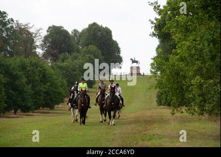 Windsor, Berkshire, Royaume-Uni. 20 août 2020. Les cavaliers pour une leçon avec la toile de fond de la statue de bronze d'Elizabeth II à cheval. Après une journée de pluie torrentielle hier, le soleil est revenu aujourd'hui, donc les gens étaient dehors et sur le thème de profiter du grand parc de Windsor sous le soleil chaud. Crédit : Maureen McLean/Alay Live News Banque D'Images