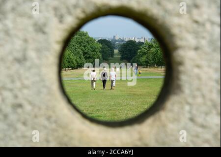 Windsor, Berkshire, Royaume-Uni. 20 août 2020. Une vue lointaine sur le château de Windsor à travers la pierre de l'édifice sur Queen Anne's Ride dans Windsor Great Park. Après une journée de pluie torrentielle hier, le soleil est revenu aujourd'hui, donc les gens étaient dehors et sur le thème de profiter du grand parc de Windsor sous le soleil chaud. Crédit : Maureen McLean/Alay Live News Banque D'Images