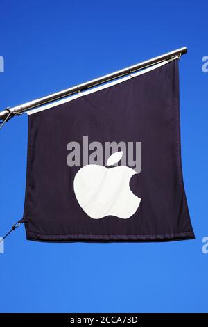 Londres, Royaume-Uni, 1er avril 2012 : drapeau de signe de logo Apple Computers volant à l'extérieur de leur magasin de détail phare d'affaires à Regents Street qui est un Banque D'Images