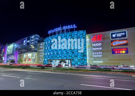 Kiev, Ukraine - 08 août 2020: Centre commercial sur le remblai du fleuve Dniepr. La photo a été prise tard dans la soirée sur fond de lanternes lumineuses et d'un ciel sombre. Éditorial. Banque D'Images