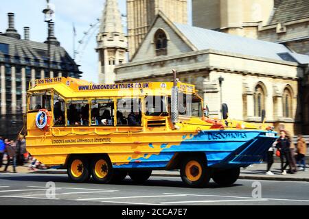 Londres, Royaume-Uni - 6 avril 2012 : véhicule amphibie DUCW Duck Tour de Londres rempli de touristes, passant le Parlement sur son chemin vers la rivière Thame Banque D'Images