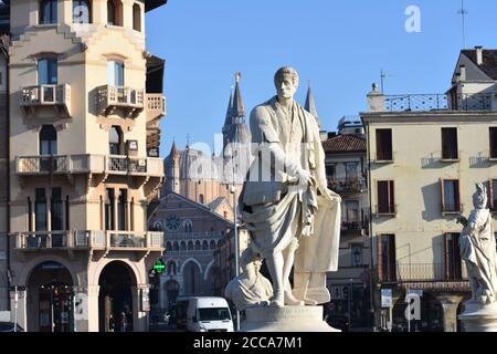 Prato della Valle. C'est la plus grande place d'Italie et l'une des plus grandes d'Europe. Banque D'Images