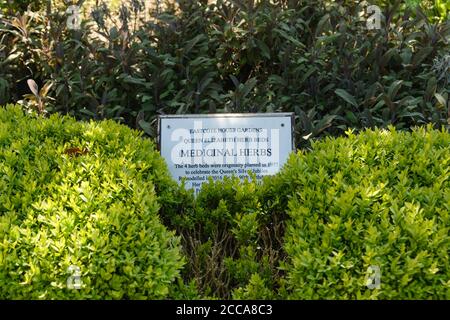 Panneau pour jardin d'herbes médicinales, planté en 1977 pour le Queens Silver Jubilee, réaménagé en 2016 pour le 90e anniversaire de la reine Elizabeth ll. Banque D'Images